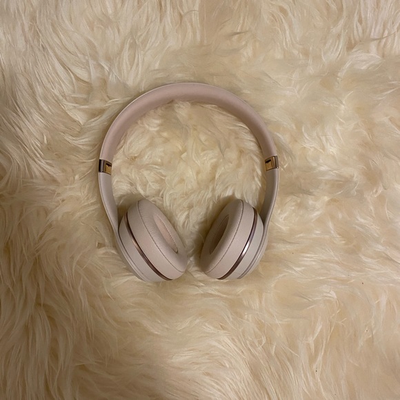 Beats Solo 3 Headphones - Picture 2 of 5